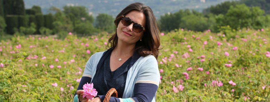 magali dans un champ de rose